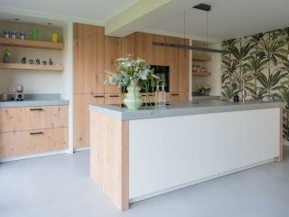 Binnenkijken bij een moderne open keuken met kookeiland in Sliedrecht