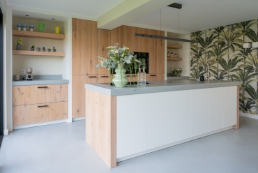Binnenkijken bij een moderen keuken met kookeiland in Sliedrecht Binnenkijken bij een moderne open keuken met kookeiland in Sliedrecht